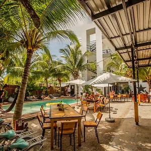  Hostal Che & Bar Adults Only